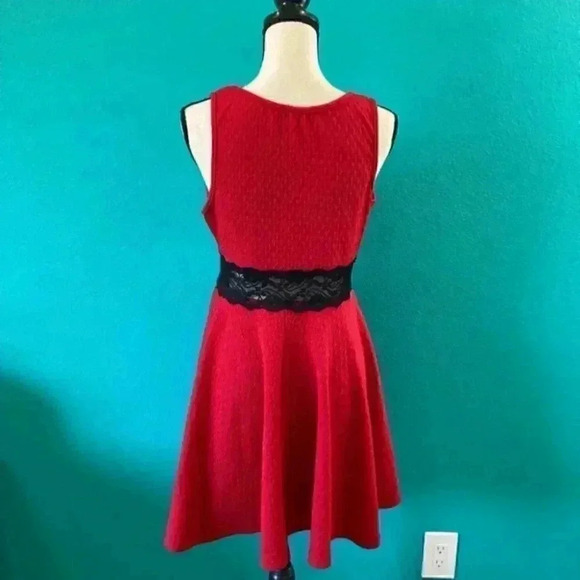 ⭐️ Wild daisy red dress with black lace waist details - Picture 3 of 5